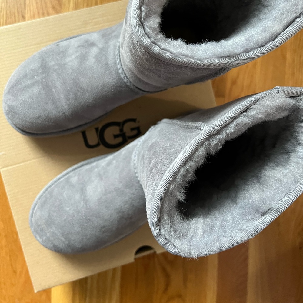 UGG Classic Short II in Gray
